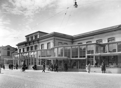 154416 Gezicht op het Centraal Station aan het Stationsplein te Utrecht, vanuit het noorden, na de verbouwing van de ...